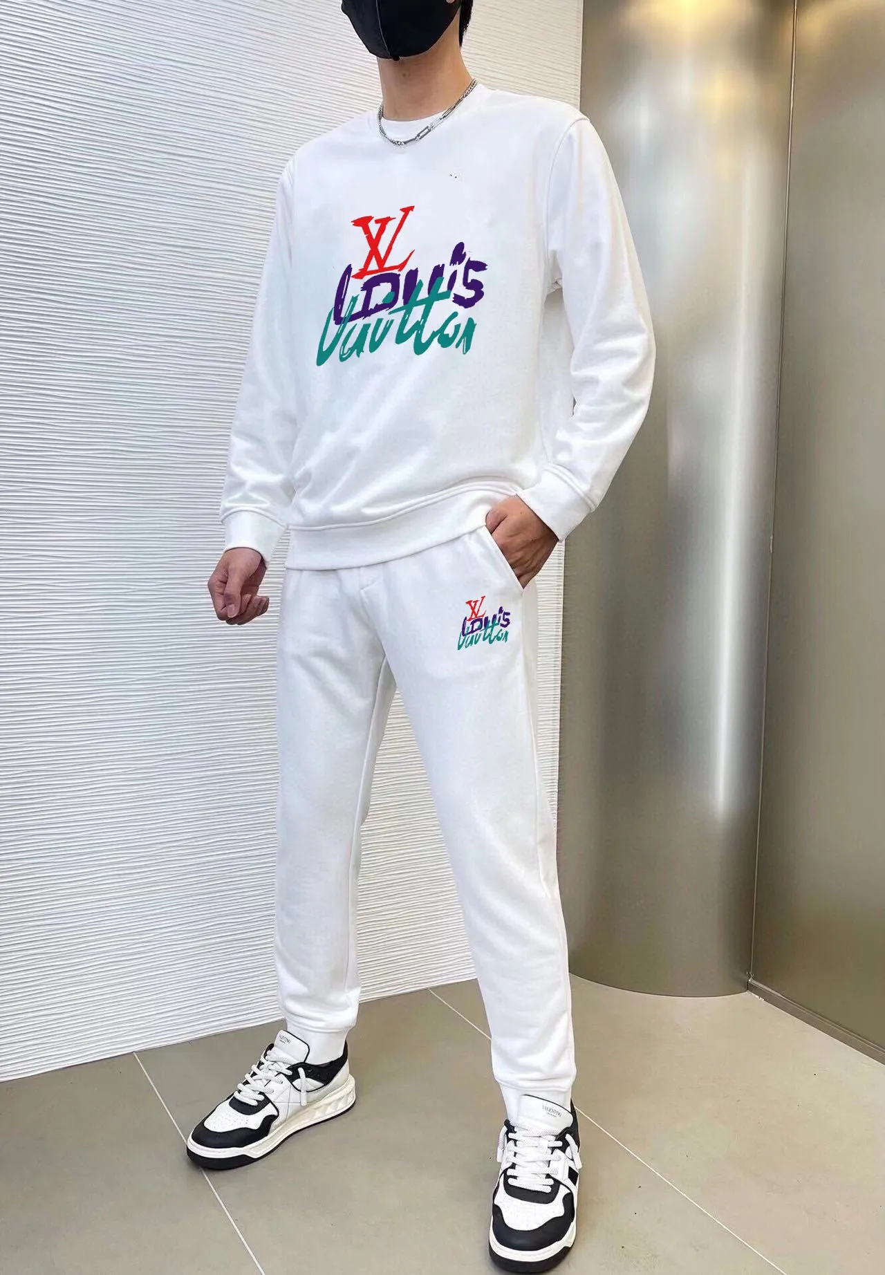 🅿️380 [LV Louis Vuitton] (Fat Man Gospel) hot-selling suit is coming. Focus on the original version of the official website. 2025 new hot-selling sweatshirt suit. The original order is hard to buy🇭🇰. It is the meticulous work of top designers for a fitting and perfect upper body effect. All-natural high-quality Roman cotton 100%, close-fitting comfort, noble and elegant! Original hardware embodies elegance and nobility! Counter size: M-5XL (maximum wear up to 220 pounds)